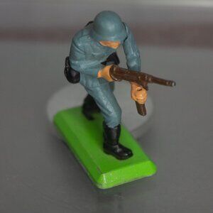 Britains Deetail Vintage Toy WWII German Infantry Submachine Gunner